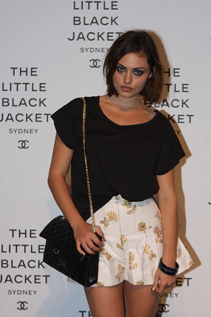 Phoebe Tonkin S New Haircut Updated August 2021